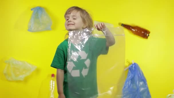 Ativista menina com celofane e pacotes de papel. Reduzir a poluição do plástico. Salvar ambiente ecologia — Vídeo de Stock