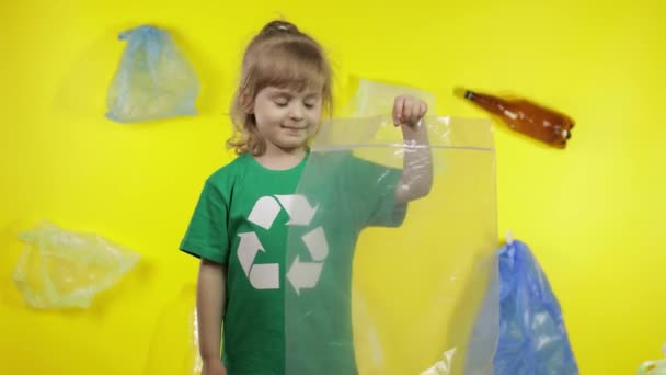 Militante avec du cellophane et des paquets de papier. Réduire la pollution plastique. Sauver l'environnement écologique — Video