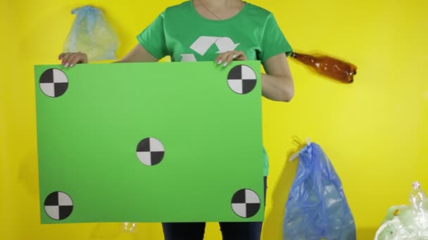 Mulher irreconhecível segurando cartaz de chave croma com pontos de rastreamento. Ambiente poluição plástica — Vídeo de Stock