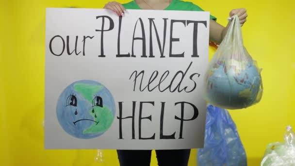 Mulher irreconhecível com cartaz de protesto e globo terrestre em pacote de plástico. Poluição ecológica — Vídeo de Stock