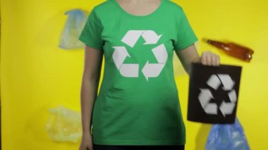 Tanınmayan kadın çöp kutusuna selofan paketi koymuş. Ekolojiyi kurtar. Plastik doğa kirliliği
