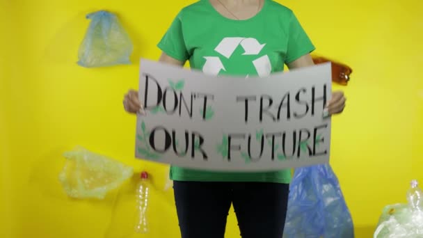 Unerkennbare Frau mit Protestplakat Dont Trash Our Future. Umweltverschmutzung durch Plastik — Stockvideo