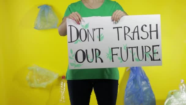 Oigenkännlig kvinna som håller protesterande affisch Förstör inte vår framtid. Plastförorening i miljön — Stockvideo