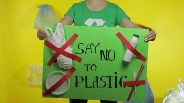 Femme méconnaissable tenant une affiche de protestation Dites non au plastique. Environnement pollution plastique — Video