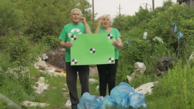 Üst düzey gönüllü ekibi kroma anahtar posterini protesto ediyor. Doğa çöpü plastik kirliliğini azaltır