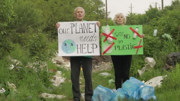 Senior volontärer med protesterande affischer Vår planet behöver hjälp, säg nej till plast. Naturföroreningar — Stockvideo