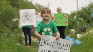 Gönüllü kız protesto posteri tutuyor. Geleceğimizi mahvetme. Plastik doğa kirliliği. Geri Dönüşüm
