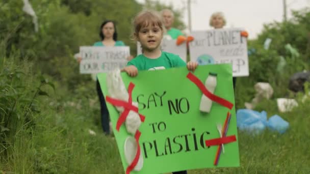 Chica voluntaria sostiene afiche protestando decir no al plástico. Ecología basura contaminación de la naturaleza. Reciclar — Vídeos de Stock