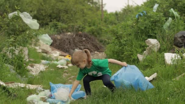 Vrijwilligersmeisje die vuil park opruimt uit plastic zakken, flessen. Vermindering van de vervuiling van de natuur — Stockvideo