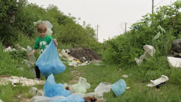 Volontaire fille nettoyage sale parc de sacs en plastique, bouteilles. Réduire la pollution de la nature — Video