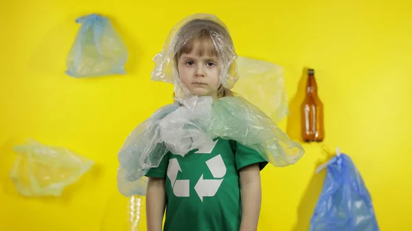 Önkéntes lány műanyag csomagolásban a nyakán és a fején. A műanyagszennyezés csökkentése. Az ökológia megőrzése — Stock Fotó