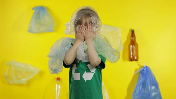 Önkéntes lány műanyag csomagolásban a nyakán és a fején. A műanyagszennyezés csökkentése. Az ökológia megőrzése — Stock Fotó