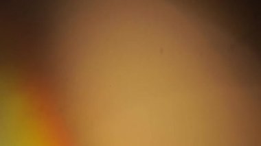 Işık sızıntısı 4K görüntüsü. Lens parlaklığı bokeh örtüleri, yanan alev arka planı. Flaş ışınları etkisi