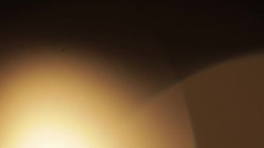 Işık sızıntısı 4K görüntüsü. Lens parlaklığı bokeh örtüleri, yanan alev arka planı. Flaş ışınları etkisi