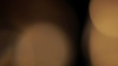 Çok renkli ışık siyah arkaplanda 4K görüntü sızdırıyor. Görüntüler, dönüşümler. Bokeh etkisi