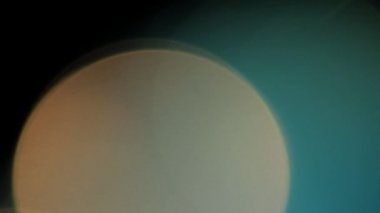 Işık sızıntısı 4K görüntüsü. Lens parlaklığı bokeh örtüleri, yanan alev arka planı. Flaş ışınları etkisi