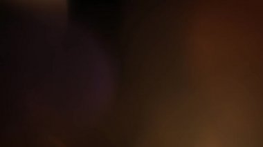 Işık sızıntısı 4K görüntüsü. Lens parlaklığı bokeh örtüleri, yanan alev arka planı. Flaş ışınları etkisi