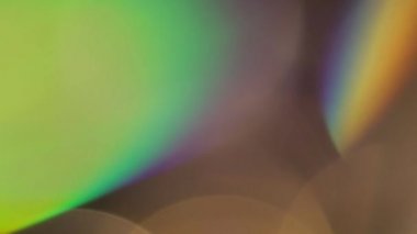 Işık sızıntısı 4K görüntüsü. Lens parlaklığı bokeh örtüleri, yanan alev arka planı. Flaş ışınları etkisi