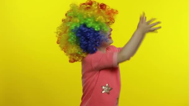 Gadis kecil badut dengan wig berwarna-warni melambaikan tangan, bersenang-senang, tersenyum. Halloween — Stok Video