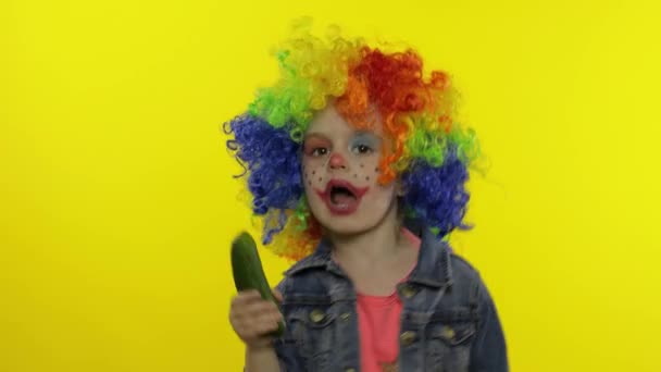 小女孩小丑戴着彩虹假发,做着傻脸,唱着歌,笑着,跳舞着.万圣节 — 图库视频影像