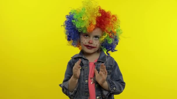 Child girl clown in wig making silly faces. Having fun, shows the movements of mime. Halloween — Stock Footage Child girl clown in wig making silly faces. Having fun, shows the movements of mime. Halloween Royalty Free Stock Footage