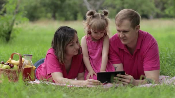 Pique-nique en famille. Fille enfant fille avec mère et père célébrer le succès achats en ligne — Video