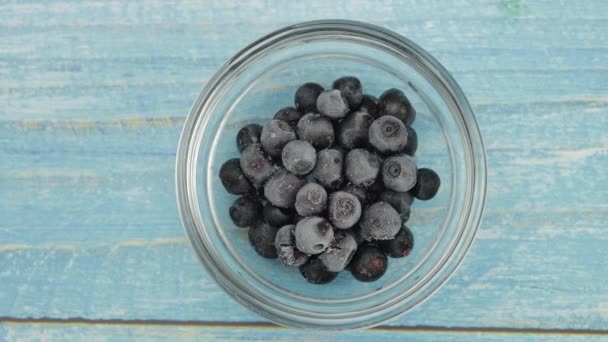 Imágenes de Timelapse de frutas congeladas, bayas en el plato de vidrio. Comida congelada. Frosting de arándanos — Vídeos de Stock