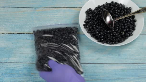 Pakete mit Blaubeeren in Reißverschluss-Plastiktüten zum Einfrieren. Gefrorene, haltbare Beeren Lebensmittel — Stockvideo