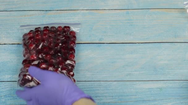 Pakete mit Blaubeeren, Kirschen, Himbeeren in Reißverschlüssen Plastiktüten zum Einfrieren. Gefrorene Beeren — Stockvideo