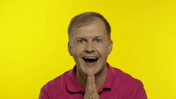 Portrét mladého bělocha pózujícího v růžovém tričku. Úžasný pohledný chlap šokovaný, překvapený — Stock fotografie