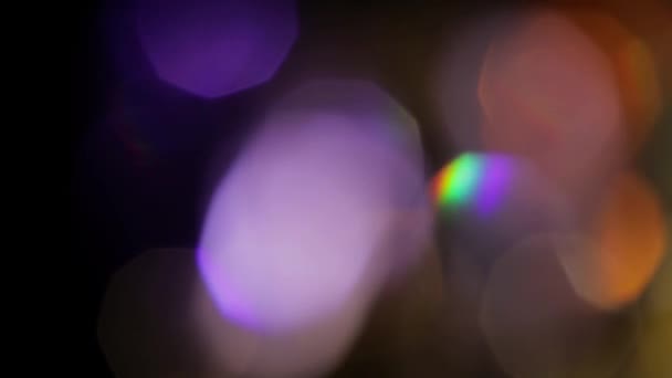 Işık sızıntısı 4K görüntüsü. Lens parlaklığı bokeh örtüleri, yanan alev arka planı. Flaş ışınları etkisi — Stok video