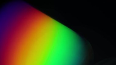 Işık sızıntısı 4K görüntüsü. Lens parlaklığı bokeh örtüleri, yanan alev arka planı. Flaş ışınları etkisi