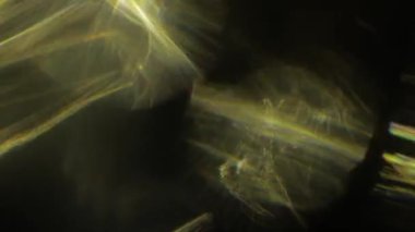 Çok renkli ışık siyah arkaplanda 4K görüntü sızdırıyor. Görüntüler, dönüşümler. Bokeh etkisi