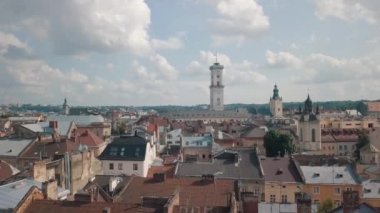 Avrupa şehri Lviv, Ukrayna 'nın insansız hava aracı görüntüleri. Eski şehrin popüler antik kısmının üzerinde uçmak