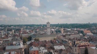 Avrupa şehri Lviv, Ukrayna 'nın insansız hava aracı görüntüleri. Eski şehrin popüler antik kısmının üzerinde uçmak