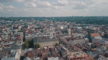 Avrupa şehri Lviv, Ukrayna 'nın insansız hava aracı görüntüleri. Eski şehrin popüler antik kısmının üzerinde uçmak