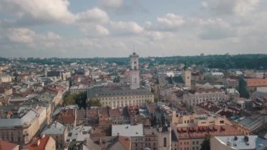 Avrupa şehri Lviv, Ukrayna 'nın insansız hava aracı görüntüleri. Eski şehrin popüler antik kısmının üzerinde uçmak