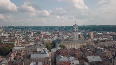 Avrupa şehri Lviv, Ukrayna 'nın insansız hava aracı görüntüleri. Eski şehrin popüler antik kısmının üzerinde uçmak