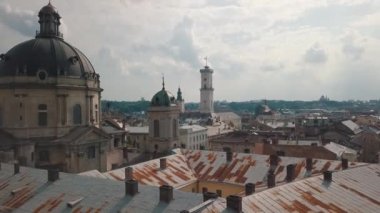 Avrupa şehri Lviv, Ukrayna 'nın insansız hava aracı videosu. Rynok Meydanı, Merkez Belediye Binası, Dominik Kilisesi