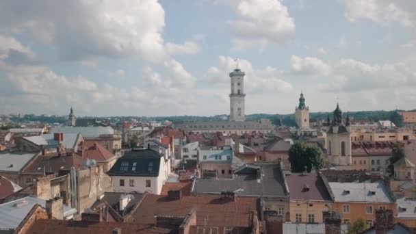 Légi felvétel Lviv európai városáról, Ukrajnáról. Repülés a népszerű ókori városrész felett — Stock videók