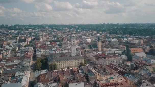 Avrupa şehri Lviv, Ukrayna 'nın insansız hava aracı görüntüleri. Eski şehrin popüler antik kısmının üzerinde uçmak — Stok video