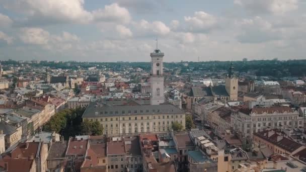 ウクライナのヨーロッパの都市リヴィウの空中ドローン映像。旧市街の人気の古代部分の上の飛行 — ストック動画