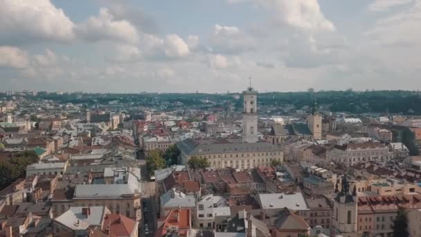 Avrupa şehri Lviv, Ukrayna 'nın insansız hava aracı görüntüleri. Eski şehrin popüler antik kısmının üzerinde uçmak — Stok video