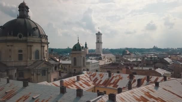 Vídeo aéreo del dron de la ciudad europea de Lviv, Ucrania. Plaza Rynok, Ayuntamiento Central, Iglesia Dominicana — Vídeos de Stock