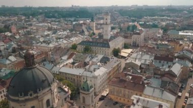 Avrupa şehri Lviv, Ukrayna 'nın insansız hava aracı videosu. Rynok Meydanı, Merkez Belediye Binası, Dominik Kilisesi
