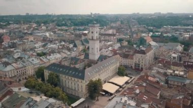 Avrupa şehri Lviv, Ukrayna 'nın insansız hava aracı görüntüleri. Eski şehrin popüler antik kısmının üzerinde uçmak