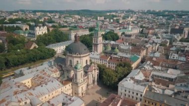 Ukrayna, Lviv şehrinin insansız hava aracı videosu. Eski Ukrayna Dominik Kilisesi. Eski şehrin panoraması