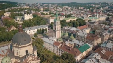 Ukrayna, Lviv şehrinin insansız hava aracı videosu. Eski Ukrayna Dominik Kilisesi. Eski şehrin panoraması