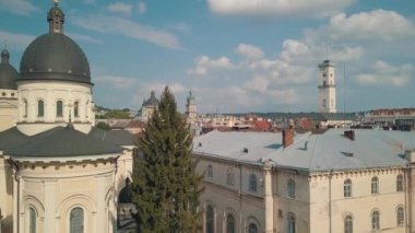 Avrupa şehri Lviv, Ukrayna 'nın insansız hava aracı videosu. Rynok Meydanı, Merkez Belediye Binası, Dominik Kilisesi
