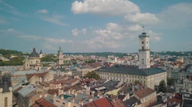 Avrupa şehri Lviv, Ukrayna 'nın insansız hava aracı videosu. Rynok Meydanı, Merkez Belediye Binası, Dominik Kilisesi